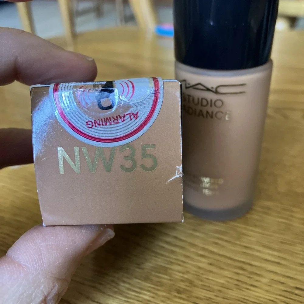 MAC‎ NW35 Studio Radiance Serum Powered Foundation  new in Box 24 hour hydration
